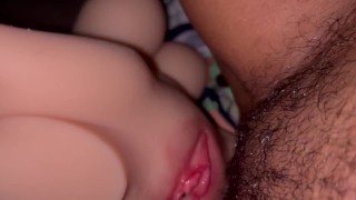 Primer video .. mírame burlarme de mi coño peludo en esta muñeca