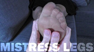 POV Massage doucement des pieds en nylon de Beautiful Mistress Legs
