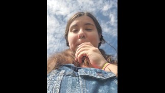 Pigtailed Teen Vapes Draußen