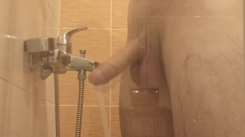 Jeune mec se lave dans la douche et joue avec sa bite