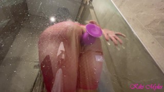 Mój sąsiad szpiegował mnie kiedy bawiłem się dziurkami pod prysznicem