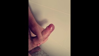 Cumming en la ducha de la madrastra