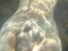 Я плаваю голая и показываю свои дырочки - Screenshot 1 of 16 - Underwater