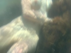 Я плаваю голая и показываю свои дырочки - Screenshot 11 of 16 - Underwater
