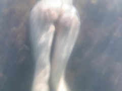 Я плаваю голая и показываю свои дырочки - Screenshot 2 of 16 - Swimming