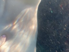 Голая киска под водой на море - Screenshot 7 of 16 - Petite