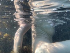 Поймал русалку за мастурбацией, заснял ее прелести под водой в море - Screenshot 13 of 16 - Butt
