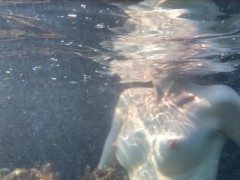 Поймал русалку за мастурбацией, заснял ее прелести под водой в море - Screenshot 15 of 16 - Public