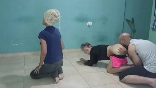 Stiefvader neukt zijn stiefdochter terwijl ze yoga doet