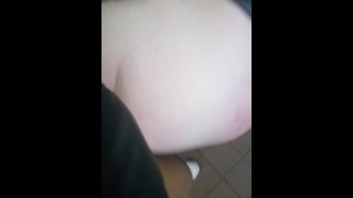 ¡Cheating bonito coño de la esposa golpeada en panera pan-in!