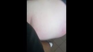 Die hübsche Muschi der betrügenden Frau in Panera Bread Walk-In Gehämmert!