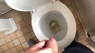Spousta precum a piss hrát s mým nesestříhaným tlustým penisem