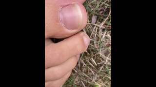 Visão extrema do closeup para os dedos dos pés naturais. Vista de perto para os dedos dos pés.