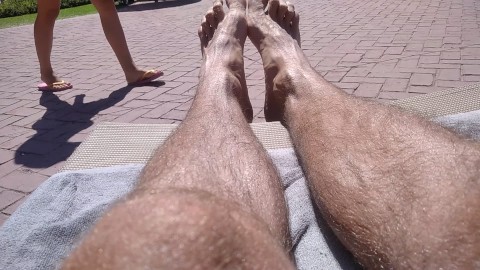 Junger Kerl Zeigt dir Seine Füße und Behaarten Beine im öffentlichen Schwimmbad 😝