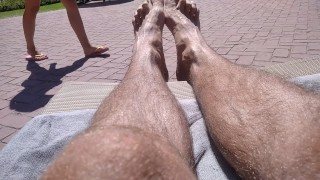 Мадуро показывает свои ступни и волосатые ноги в общественном бассейне 😝