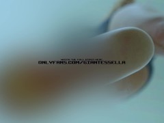 Mädchen mit weißen transparenten strümpfen zertretet kleinen geschrumpften sklaven