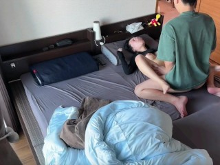 彼女のオナサポしてたらムラムラして即挿入！オナニーで敏感になったおまんこはビクビク痙攣しながらイキ狂う　正常位　絶頂　喘ぎ声　はめどり　かわいい　素人　カップル　投稿　個人撮影　日本人　えむゆみ