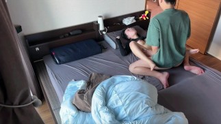 彼女のオナサポしてたらムラムラして即挿入！オナニーで敏感になったおまんこはビクビク痙攣しながらイキ狂う　正常位　絶頂　喘ぎ声　はめどり　かわいい　素人　カップル　投稿　個人撮影　日本人　えむゆみ　