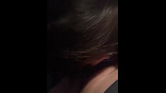 给我在俱乐部遇到的一个家伙在他的车里口交，吞下了他的每一滴精液