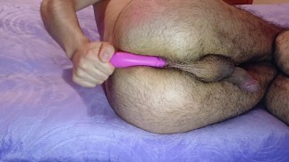 Garçon latin pénètre son cul et branle sa bite