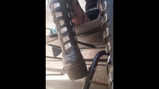 Diosa de la novia gótica en botas góticas y medias de red botín / fetiche de zapatos aplastando / giganta