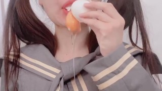 Estudante japonês louco come ovo