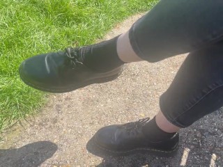 公園で私の黒い靴下とdoc Martensにぶら下がっている
