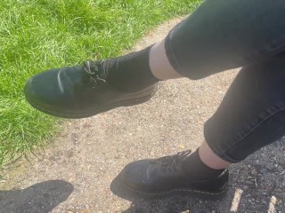 Pendurado Em Minhas Meias Pretas e Doc Martens no Parque