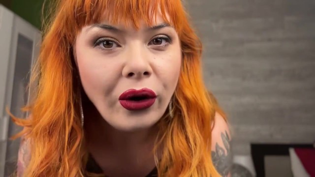 Мачеха оскорбляется своим пасынком, и у нее есть сексуальное возвращение, чтобы сделать его жестким