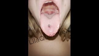 Lange gepiercte Zungentricks hocken und spucken