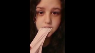 Meisje eet haar eigen slipje en masturbeert dan buiten
