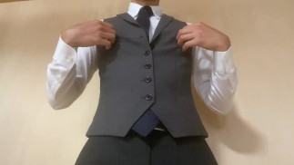 Мужчина, который мастурбирует сразу после возвращения домой после свадьбы