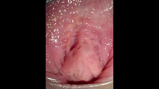 Mira mi conchita de cerca antes de mi periodo. Mi vagina está húmeda y roja porque quiero coger