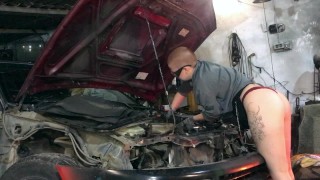 当我们修理丰田 Trueno 时，我的男朋友 Mi 在车库里粗鲁地操我