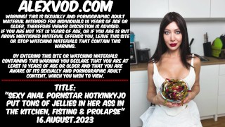 섹시한 항문 포르노스타 Hotkinkyjo는 부엌에서 그녀의 엉덩이에 젤리를 잔뜩 넣습니다.