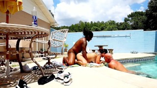 Laisser notre ami nous regarder baiser au bord de la piscine( Google JayLa Inc)