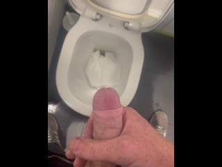 Snelle Stop in Openbaar Toilet Voor Een Plas Met Mijn Harde Lul