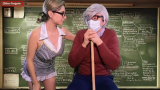 Profesora nueva se culea a Profesor anciano para subir de rango en el salón de clases