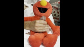 O pau duro de Elmo esguicha uma carga de esperma só para você!