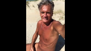 UltimateSlut Christophe anda nua na praia pública