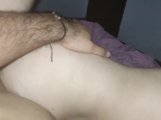 Mi hermanastra latina entra a mi cama pidiendo un creampie anal