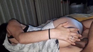 ICH LASSE MICH VON MEINEM STIEFBRUDER IN EINEN LÖFFEL FICKEN, OHNE EIN GERÄUSCH ZU MACHEN, DAMIT SIE UNS NICHT ERWISCHEN