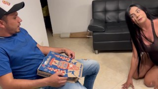 O entregador cobra dela pela "pizza" fazendo-a comer seu pau grande