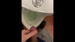 Orinando en el urinario y el fregadero