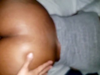 Телочка с большой попой принимает большой черный член