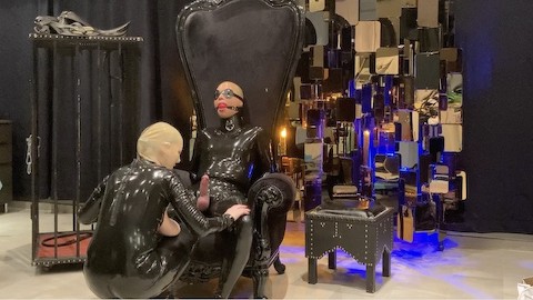 Latex Queen Melexa gives blow job to his slave