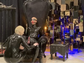 Latex Queen Melexa gives Blow Job to his Slave