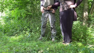 Geile Schwiegermutter wischt Schwiegersohn Schwanz in einem öffentlichen Park ab, nachdem sie gepinkelt hat