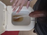 Homme à la bite poilue pisse sur les toilettes déjà pissées