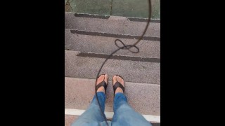 Mis pies mientras camino por las escaleras